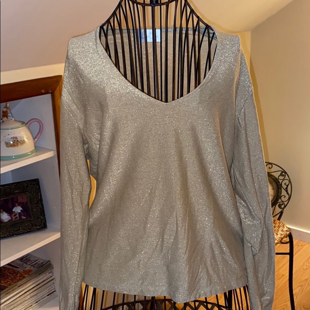 Sparky v neck top